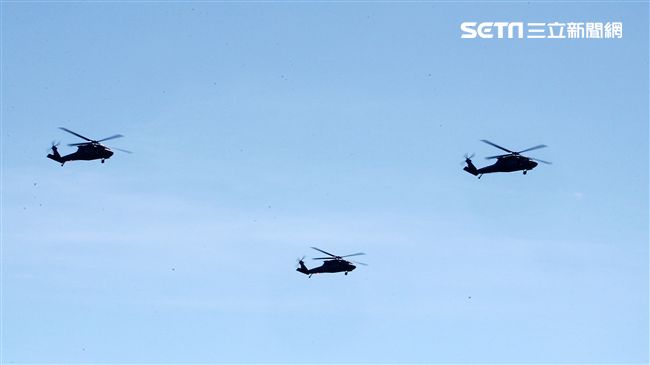 AH-64E阿帕契攻擊直升機「全作戰能力」成軍典禮，空中分列式。（記者邱榮吉/龍潭拍攝）