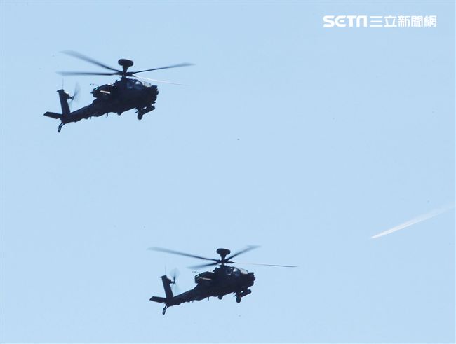 AH-64E阿帕契攻擊直升機「全作戰能力」成軍典禮，空中分列式。（記者邱榮吉/龍潭拍攝）