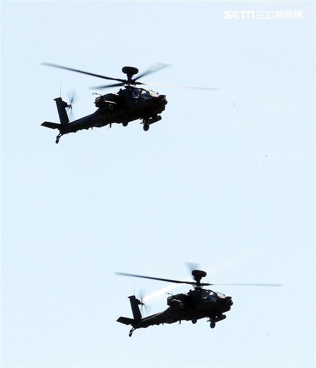 AH-64E阿帕契攻擊直升機「全作戰能力」成軍典禮，空中分列式。（記者邱榮吉/龍潭拍攝）