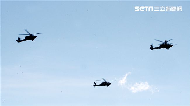 AH-64E阿帕契攻擊直升機「全作戰能力」成軍典禮，空中分列式。（記者邱榮吉/龍潭拍攝）