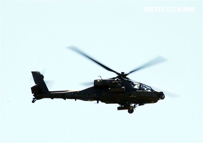 AH-64E阿帕契現場展演炸彈開花、倒退飛極高難度飛行技能展現兵力。（記者邱榮吉/龍潭拍攝）