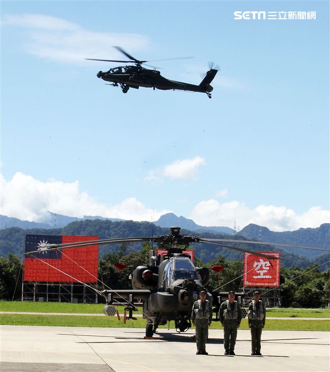 AH-64E阿帕契攻擊直升機「全作戰能力」成軍典禮。（記者邱榮吉/龍潭拍攝）