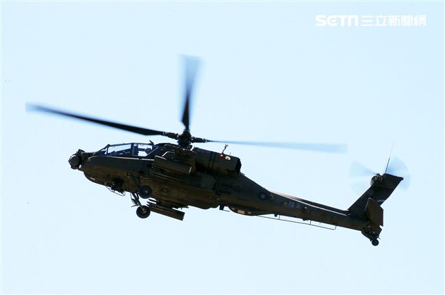 AH-64E阿帕契現場展演炸彈開花、倒退飛極高難度飛行技能展現兵力。（記者邱榮吉/龍潭拍攝）