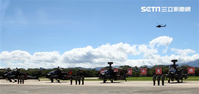 AH-64E阿帕契攻擊直升機「全作戰能力」成軍典禮。（記者邱榮吉/龍潭拍攝）