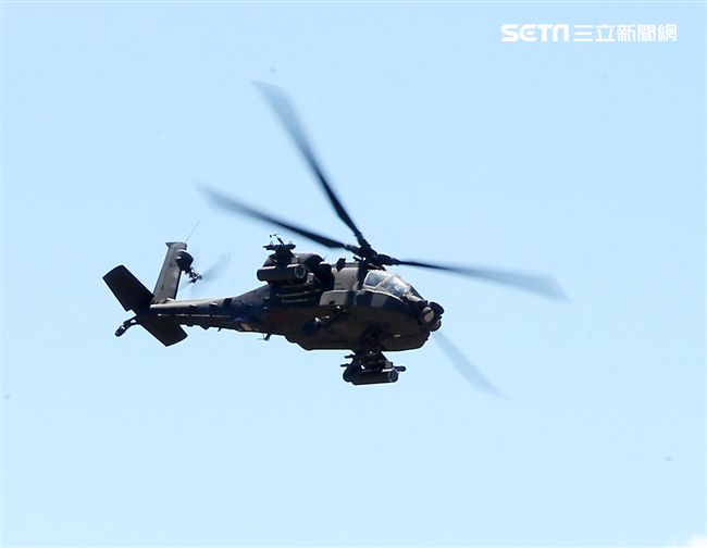 AH-64E阿帕契現場展演炸彈開花、倒退飛極高難度飛行技能展現兵力。（記者邱榮吉/龍潭拍攝）