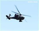 AH-64E阿帕契現場展演炸彈開花、倒退飛極高難度飛行技能展現兵力。（記者邱榮吉/龍潭拍攝）