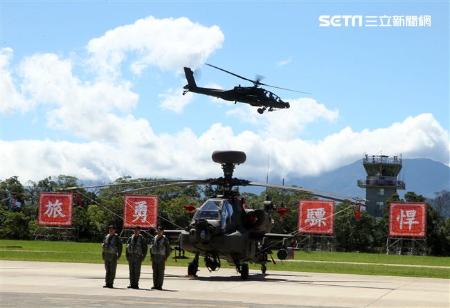 AH-64E阿帕契攻擊直升機「全作戰能力」成軍典禮。（記者邱榮吉/龍潭拍攝）