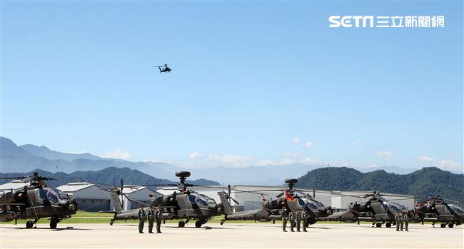 AH-64E阿帕契攻擊直升機「全作戰能力」成軍典禮。（記者邱榮吉/龍潭拍攝）
