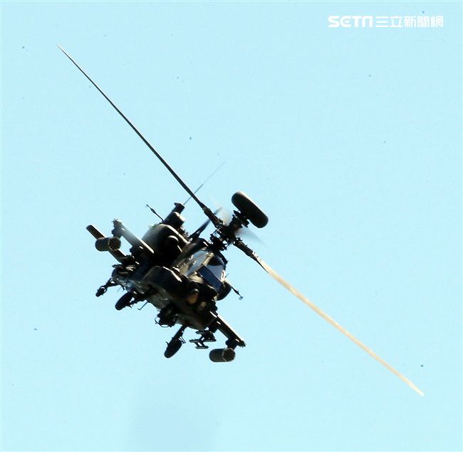 AH-64E阿帕契現場展演炸彈開花、倒退飛極高難度飛行技能展現兵力。（記者邱榮吉/龍潭拍攝）