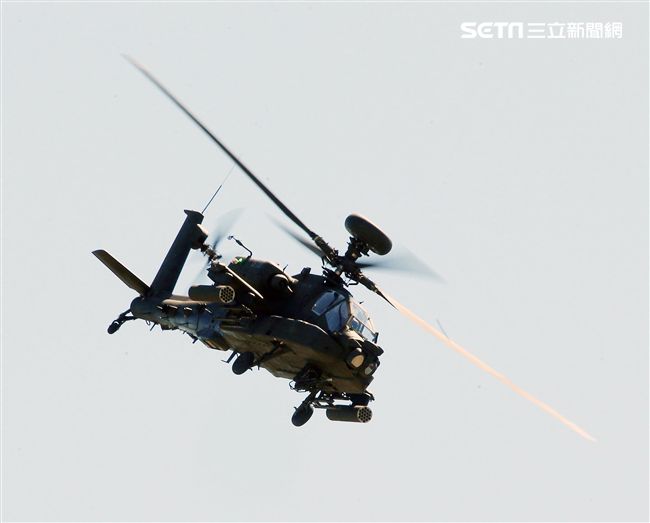 AH-64E阿帕契現場展演炸彈開花、倒退飛極高難度飛行技能展現兵力。（記者邱榮吉/龍潭拍攝）