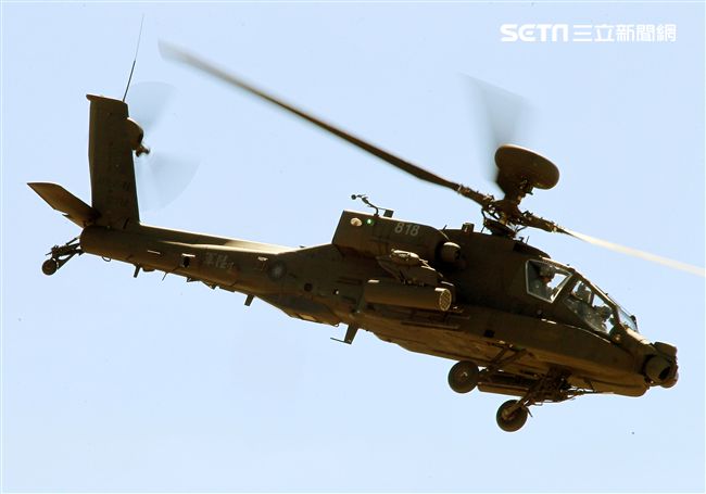 AH-64E阿帕契現場展演炸彈開花、倒退飛極高難度飛行技能展現兵力。（記者邱榮吉/龍潭拍攝）