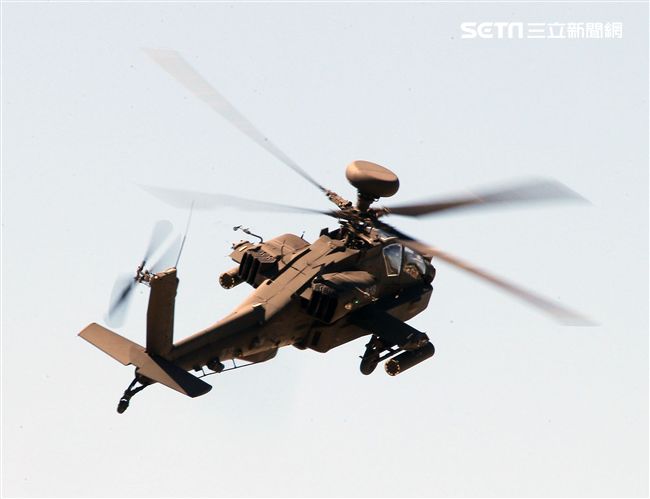 AH-64E阿帕契現場展演炸彈開花、倒退飛極高難度飛行技能展現兵力。（記者邱榮吉/龍潭拍攝）