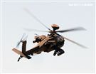 AH-64E阿帕契現場展演炸彈開花、倒退飛極高難度飛行技能展現兵力。（記者邱榮吉/龍潭拍攝）