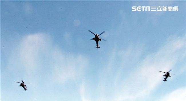 AH-64E阿帕契現場展演炸彈開花、倒退飛極高難度飛行技能展現兵力。（記者邱榮吉/龍潭拍攝）