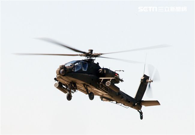 AH-64E阿帕契現場展演炸彈開花、倒退飛極高難度飛行技能展現兵力。（記者邱榮吉/龍潭拍攝）