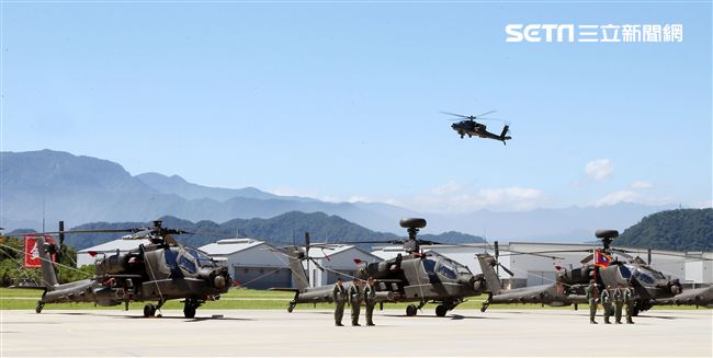 AH-64E阿帕契攻擊直升機「全作戰能力」成軍典禮。（記者邱榮吉/龍潭拍攝）
