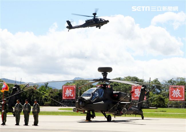 AH-64E阿帕契攻擊直升機「全作戰能力」成軍典禮。（記者邱榮吉/龍潭拍攝）
