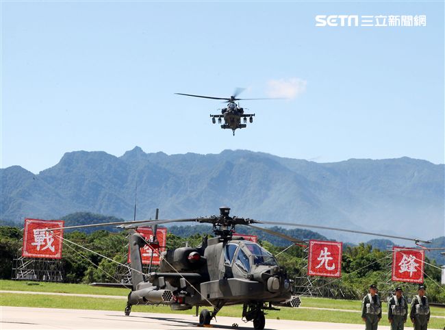 AH-64E阿帕契攻擊直升機「全作戰能力」成軍典禮。（記者邱榮吉/龍潭拍攝）