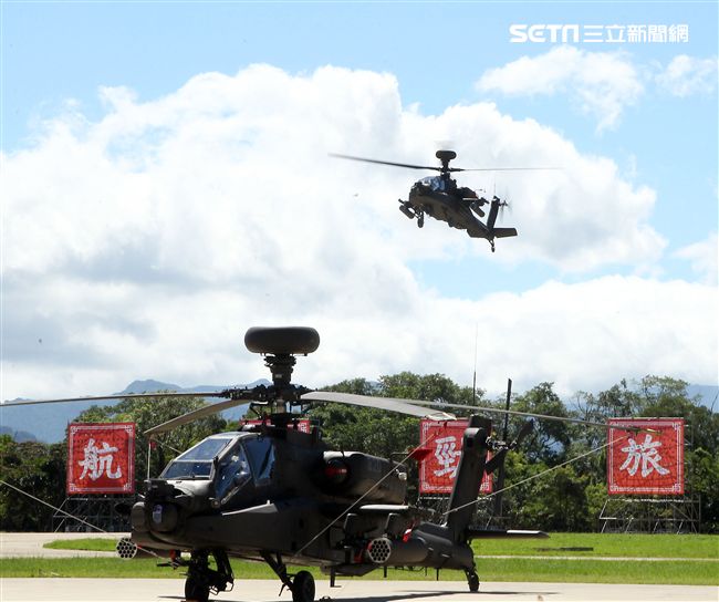 AH-64E阿帕契攻擊直升機「全作戰能力」成軍典禮。（記者邱榮吉/龍潭拍攝）