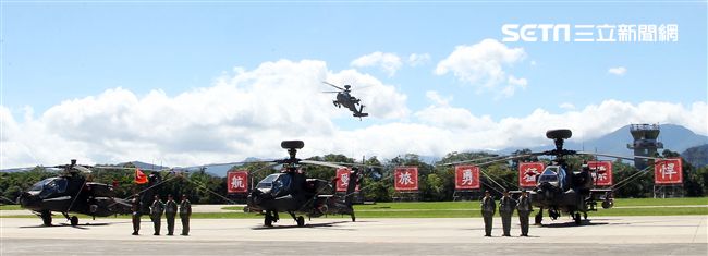 AH-64E阿帕契攻擊直升機「全作戰能力」成軍典禮。（記者邱榮吉/龍潭拍攝）