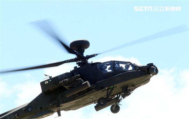 AH-64E阿帕契現場展演炸彈開花、倒退飛極高難度飛行技能展現兵力。（記者邱榮吉/龍潭拍攝）