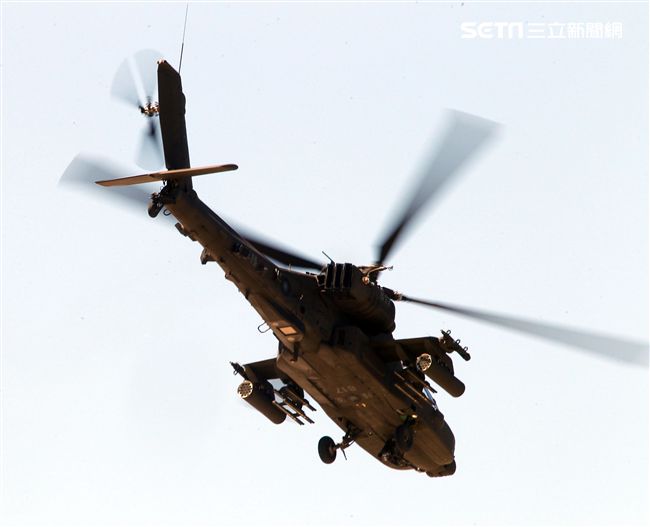 AH-64E阿帕契現場展演炸彈開花、倒退飛極高難度飛行技能展現兵力。（記者邱榮吉/龍潭拍攝）
