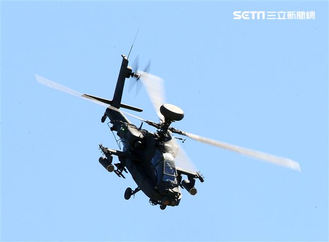 AH-64E阿帕契現場展演炸彈開花、倒退飛極高難度飛行技能展現兵力。（記者邱榮吉/龍潭拍攝）