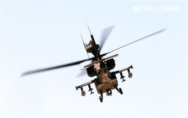 AH-64E阿帕契現場展演炸彈開花、倒退飛極高難度飛行技能展現兵力。（記者邱榮吉/龍潭拍攝）