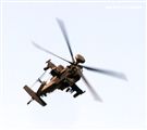 AH-64E阿帕契現場展演炸彈開花、倒退飛極高難度飛行技能展現兵力。（記者邱榮吉/龍潭拍攝）