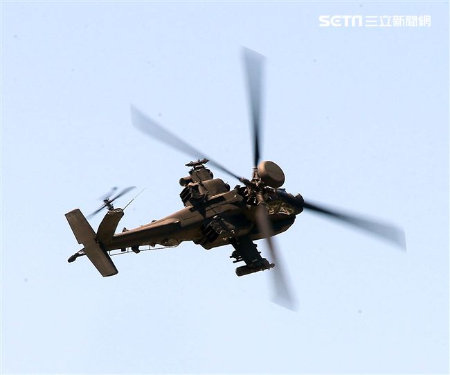 AH-64E阿帕契現場展演炸彈開花、倒退飛極高難度飛行技能展現兵力。（記者邱榮吉/龍潭拍攝）