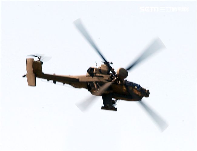 AH-64E阿帕契現場展演炸彈開花、倒退飛極高難度飛行技能展現兵力。（記者邱榮吉/龍潭拍攝）