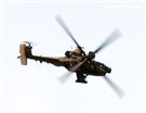 AH-64E阿帕契現場展演炸彈開花、倒退飛極高難度飛行技能展現兵力。（記者邱榮吉/龍潭拍攝）
