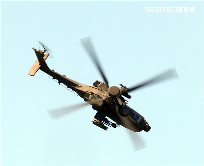 AH-64E阿帕契現場展演炸彈開花、倒退飛極高難度飛行技能展現兵力。（記者邱榮吉/龍潭拍攝）