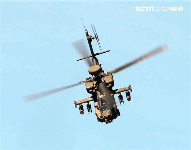 AH-64E阿帕契現場展演炸彈開花、倒退飛極高難度飛行技能展現兵力。（記者邱榮吉/龍潭拍攝）