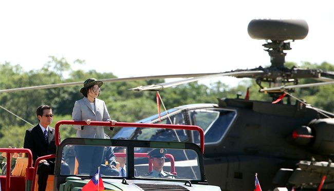 總統蔡英文親自主持「阿帕契全作戰能力」成軍典禮。（記者邱榮吉/龍潭拍攝）