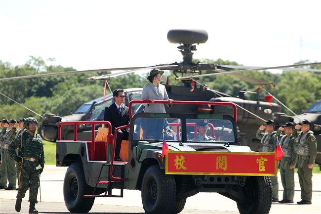 總統蔡英文親自主持「阿帕契全作戰能力」成軍典禮。（記者邱榮吉/龍潭拍攝）