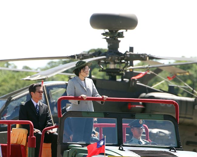 總統蔡英文親自主持「阿帕契全作戰能力」成軍典禮。（記者邱榮吉/龍潭拍攝）