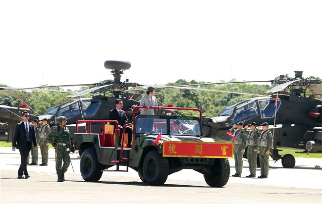 總統蔡英文親自主持「阿帕契全作戰能力」成軍典禮。（記者邱榮吉/龍潭拍攝）