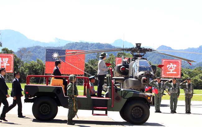 總統蔡英文親自主持「阿帕契全作戰能力」成軍典禮。（記者邱榮吉/龍潭拍攝）