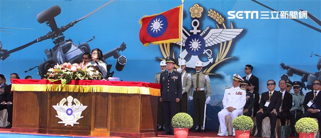 總統蔡英文親自主持「阿帕契全作戰能力」成軍典禮。（記者邱榮吉/龍潭拍攝）