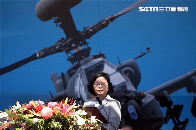 總統蔡英文親自主持「阿帕契全作戰能力」成軍典禮。（記者邱榮吉/龍潭拍攝）