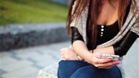 女傳訊息、女看手機、滑手機示意圖／pixabay