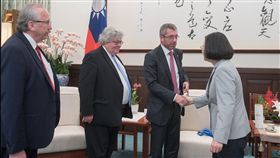 蔡英文總統17日上午接見「歐洲議會跨黨團議員團」。（圖／總統府提供）