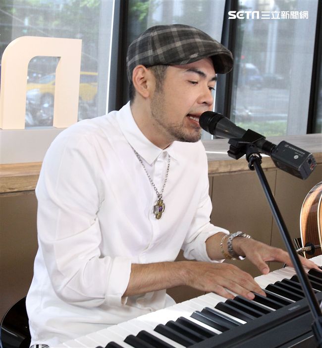 no name、余荃斌、liveme直播主安安大明星。（記者邱榮吉/攝影）