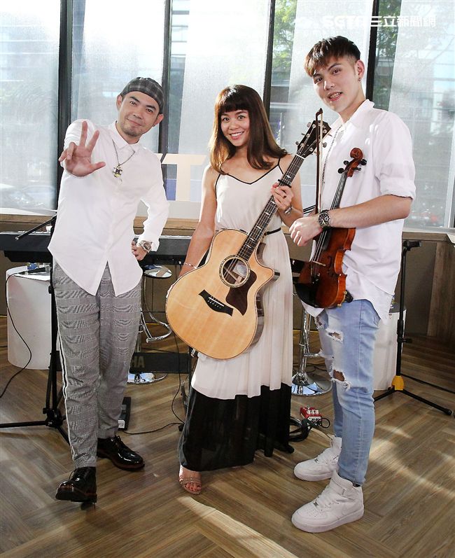 no name、余荃斌、liveme直播主安安大明星。（記者邱榮吉/攝影）