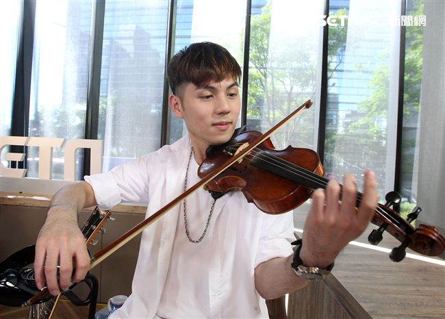 no name、余荃斌、liveme直播主安安大明星。（記者邱榮吉/攝影）