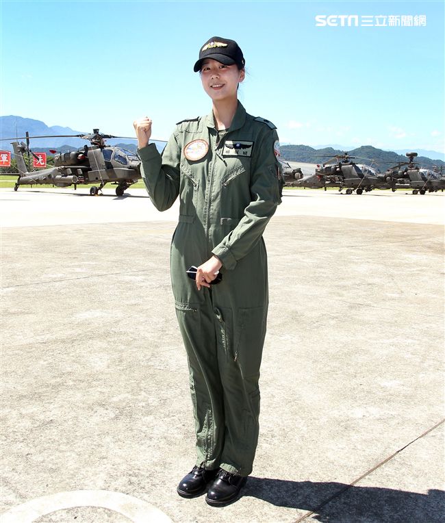 長相甜美陸軍少校楊韻璇是台灣首位、亞洲唯一的阿帕契女性飛行官。（記者邱榮吉/龍潭拍攝）