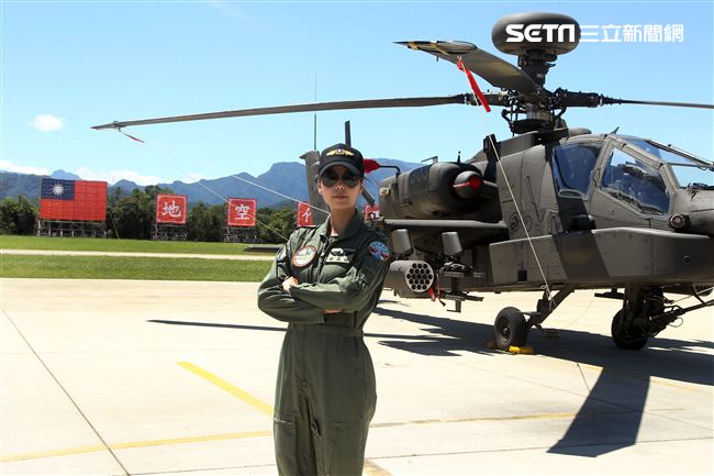 長相甜美陸軍少校楊韻璇是台灣首位、亞洲唯一的阿帕契女性飛行官。（記者邱榮吉/龍潭拍攝）