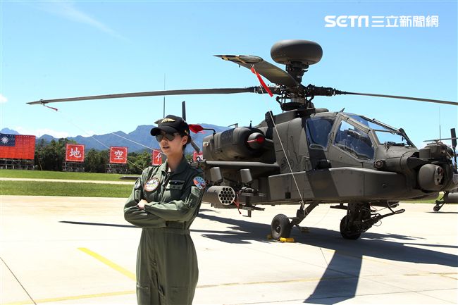 長相甜美陸軍少校楊韻璇是台灣首位、亞洲唯一的阿帕契女性飛行官。（記者邱榮吉/龍潭拍攝）