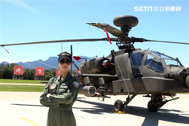 長相甜美陸軍少校楊韻璇是台灣首位、亞洲唯一的阿帕契女性飛行官。（記者邱榮吉/龍潭拍攝）